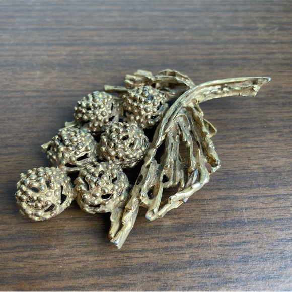 Large Erwin Pearl Berry Brooch - Picture 3 of 6